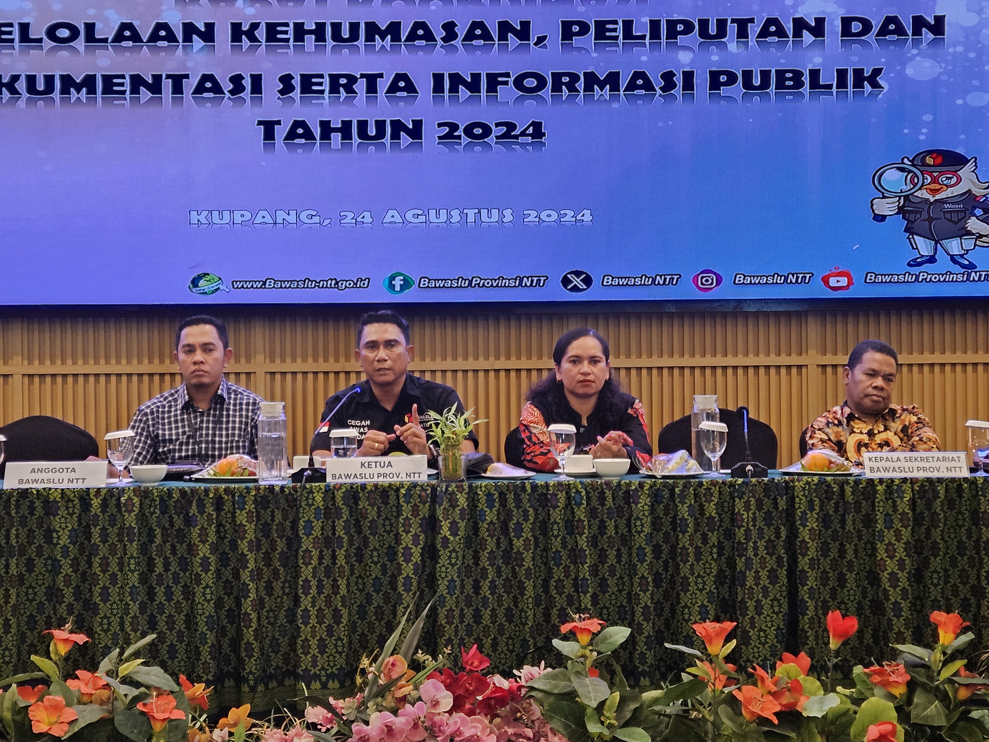 Ketua Bawaslu NTT saat Membuka Rapat Koordinasi Pengelolaan Kehumasan, Peliputan dan Dokumentasi Serta Informasi Publik