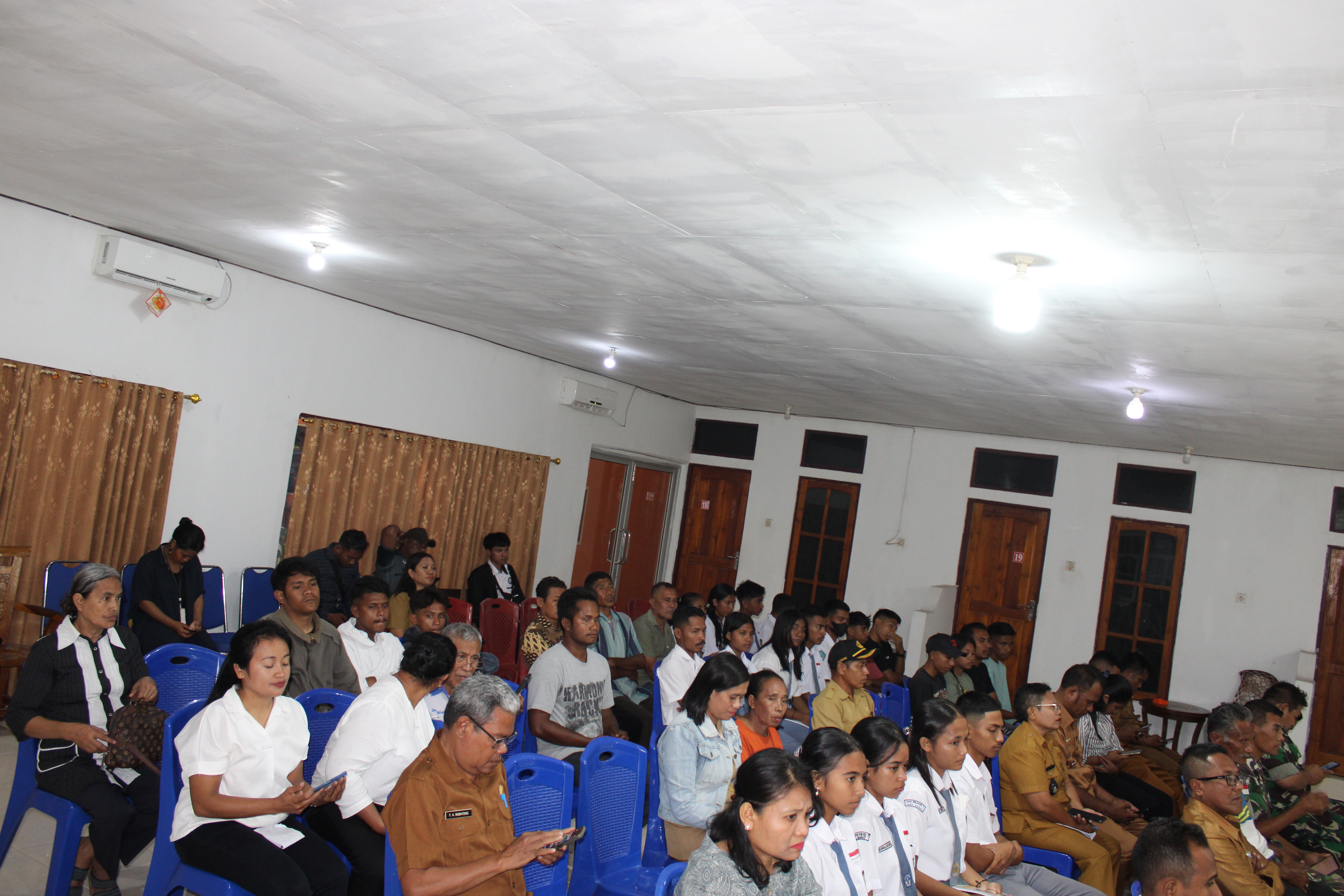 Peserta dengan serius menyimak materi dari narasumber