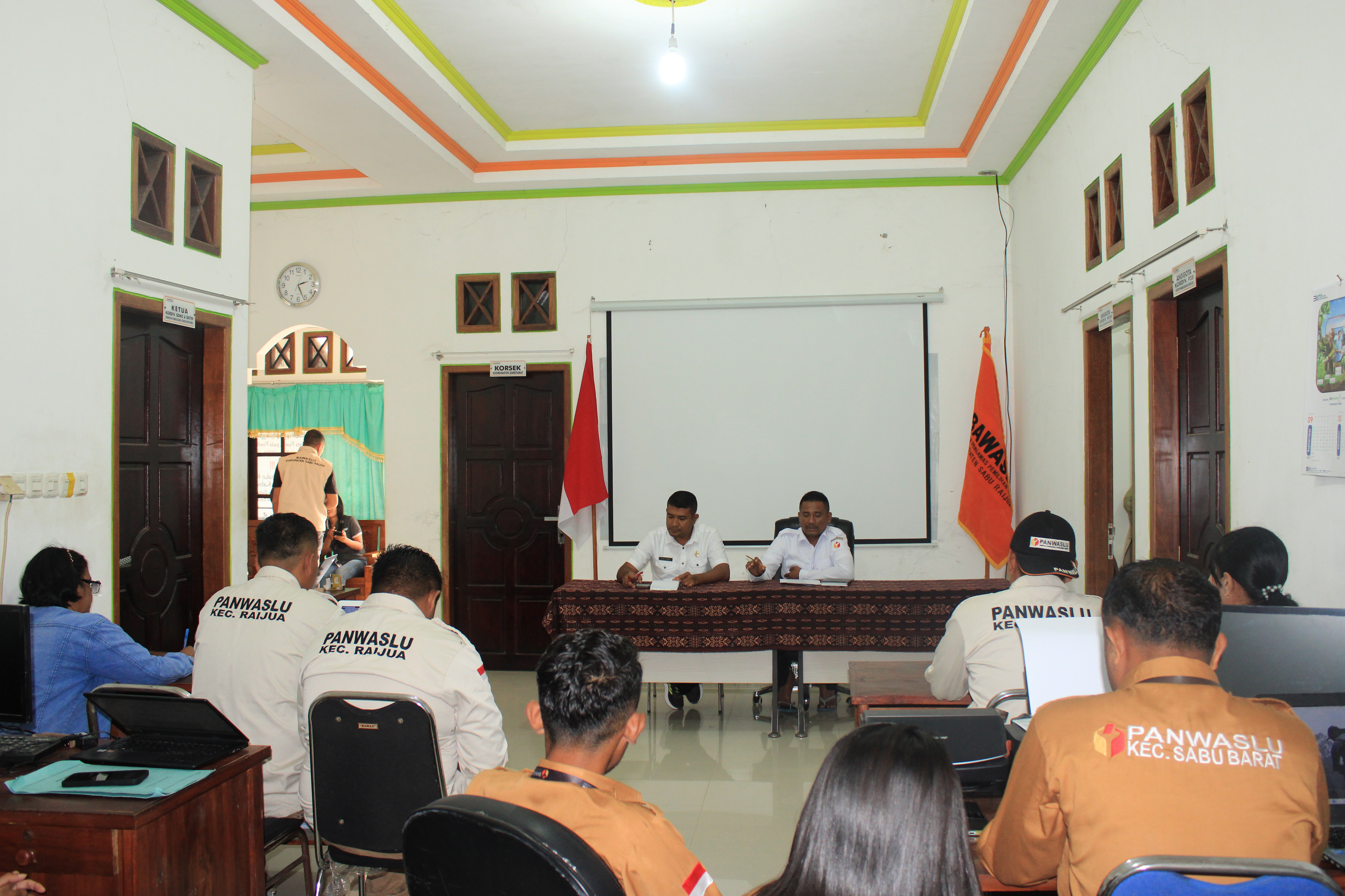 Panwaslu Kecamatan se-Kabupaten Sabu Raijua saat menghadiri rapat konsolidasi data hasil pengawasan jelang pentapan DPT di kantoer bawaslu Sabu Raijua
