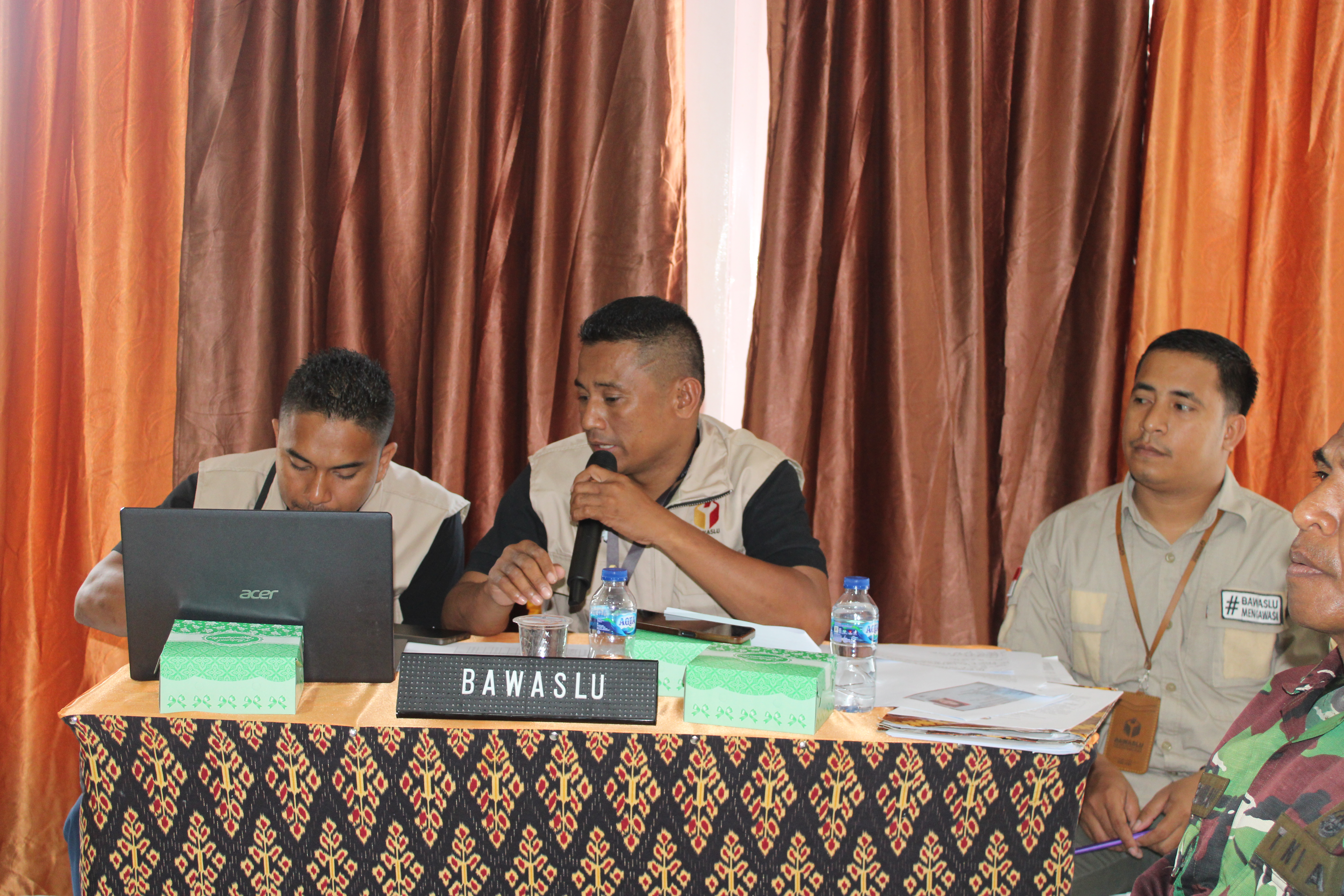 Anggota Bawaslu Sabu Raijua bersama staf Sekretariat saat mengawasi rapat pleno terbuka rekapitulasi DPSHP dan penetapan DPT