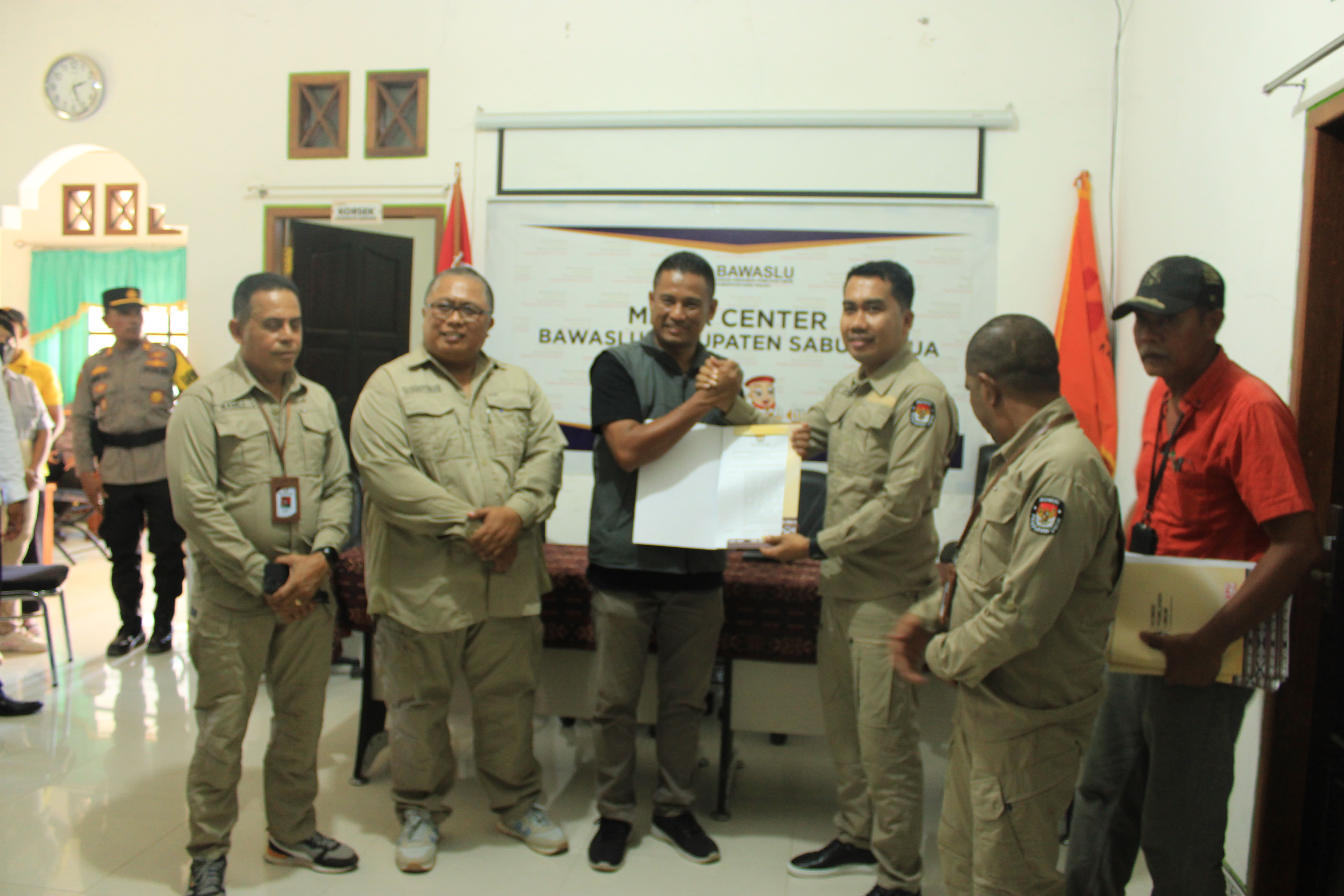 Anggota Bawaslu Sabu Raijua Saat Menerima Ketua KPU Sabu Raijua 