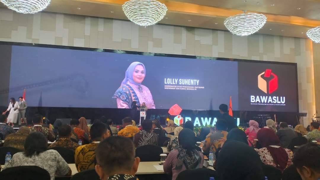 Lolly Suhenty, Saat membuka RapatKoordinasi Nasional (Rakornas) Pengawasan Siber Pemilihan Serentak Tahun 2024 