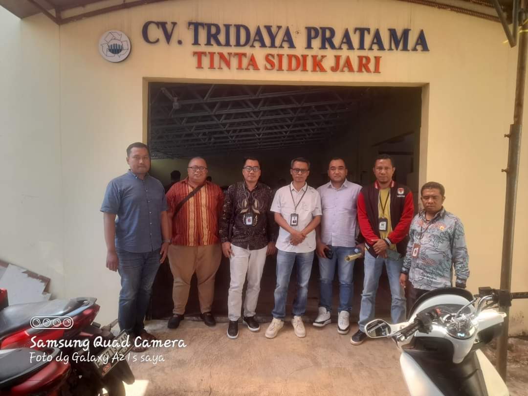 Ketua Bawalu Sabu Raijua (baju putih) saat mendatangi CV Tridaya Pratama sebagai salah satu penyedia logistik pemilihan 2024