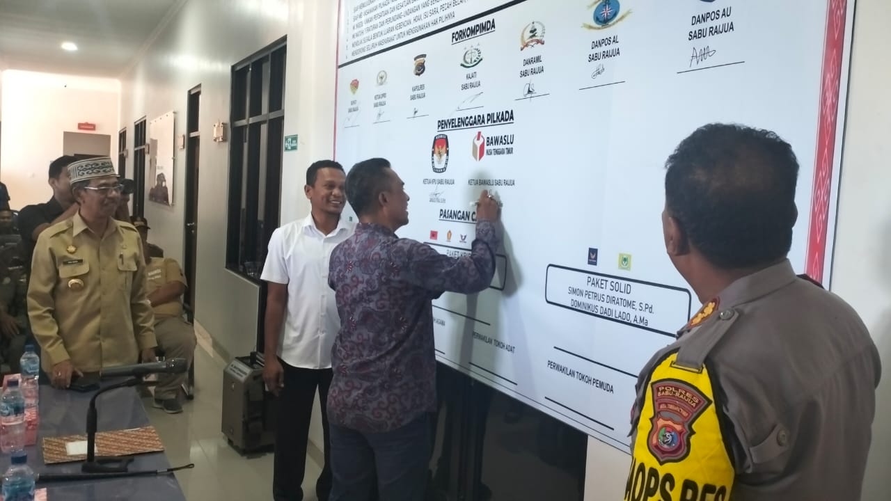Ketua Bawaslu Sabu Raijua, saat menandatangi Deklarasi Pilkada Damai di Polres Sabu Raijua 