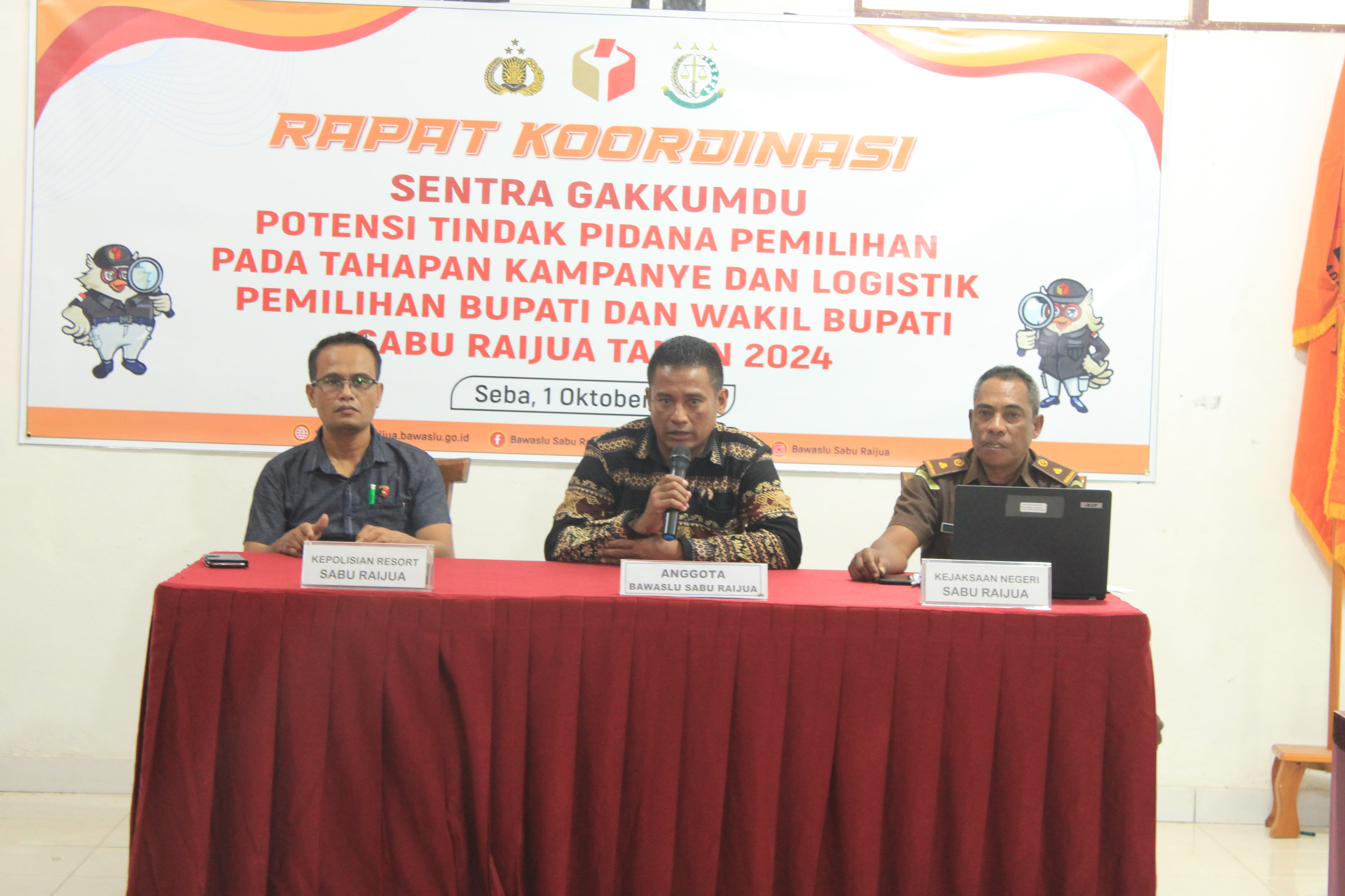 Anggota Bawaslu Sabu Raijua, Dikson Hau Pia,  Saat Membuka rapat koordinasi Gakkumdu