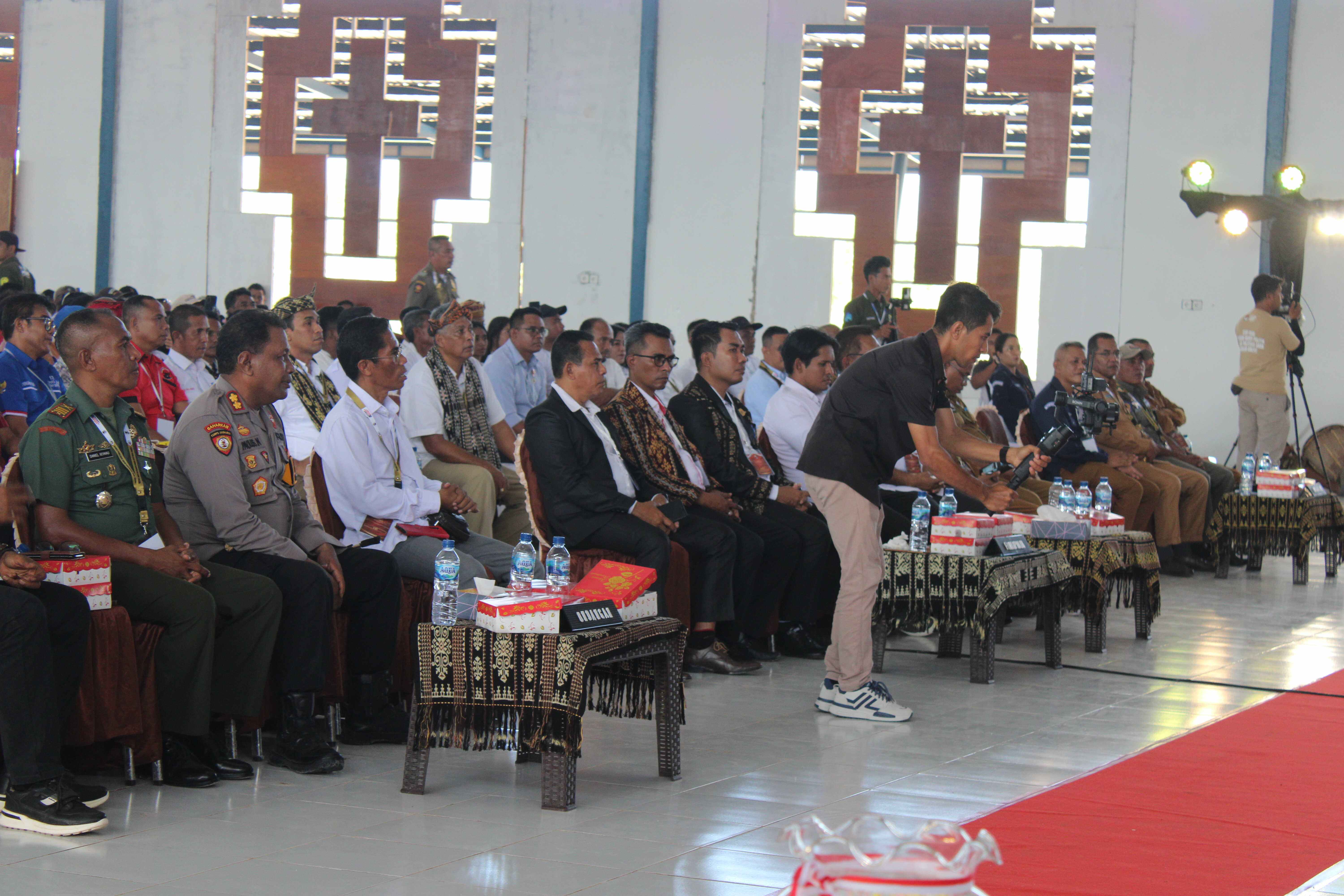 Ketua Bawaslu Sabu Raijua (baju motif berkacamata) saat menghadiri dan mengawasi Langsung debat Perdana Calon Bupati dan wakil Bupati Sabu Raijua