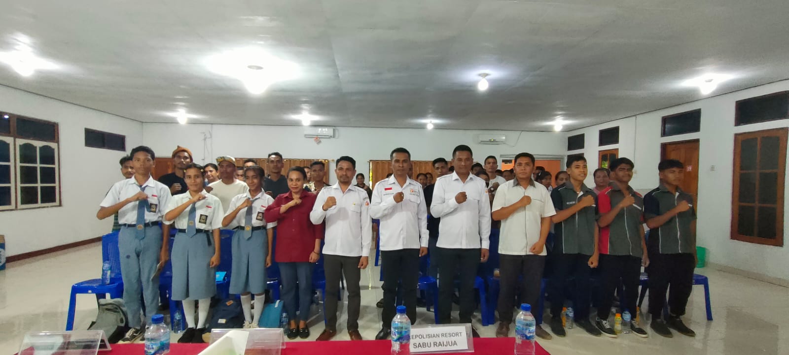 Ketua dan Anggota Bawaslu Sabu Raijua Pose Bersama  Peserta Kegiatan Sosialisasi Pengawasan Partisipatif 