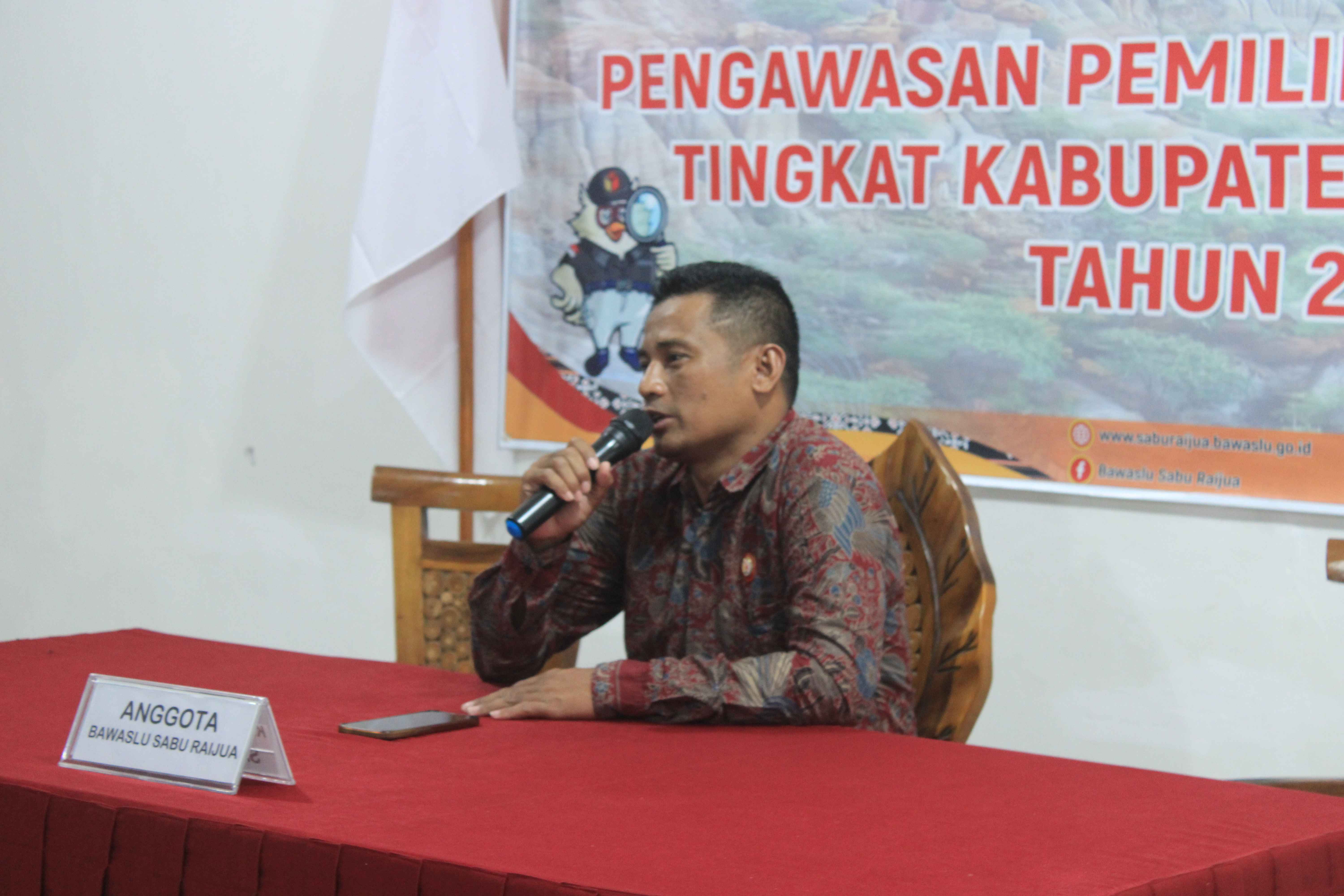 Anggota Bawaslu Kabupaten Sabu Raijua, Dikson Hau Pia, SH saat Memberikan Sambutan pada Kegiatan Sosialisasi Pengawasan Partisipatif Tingkat Kabupaten Sabu Raijua