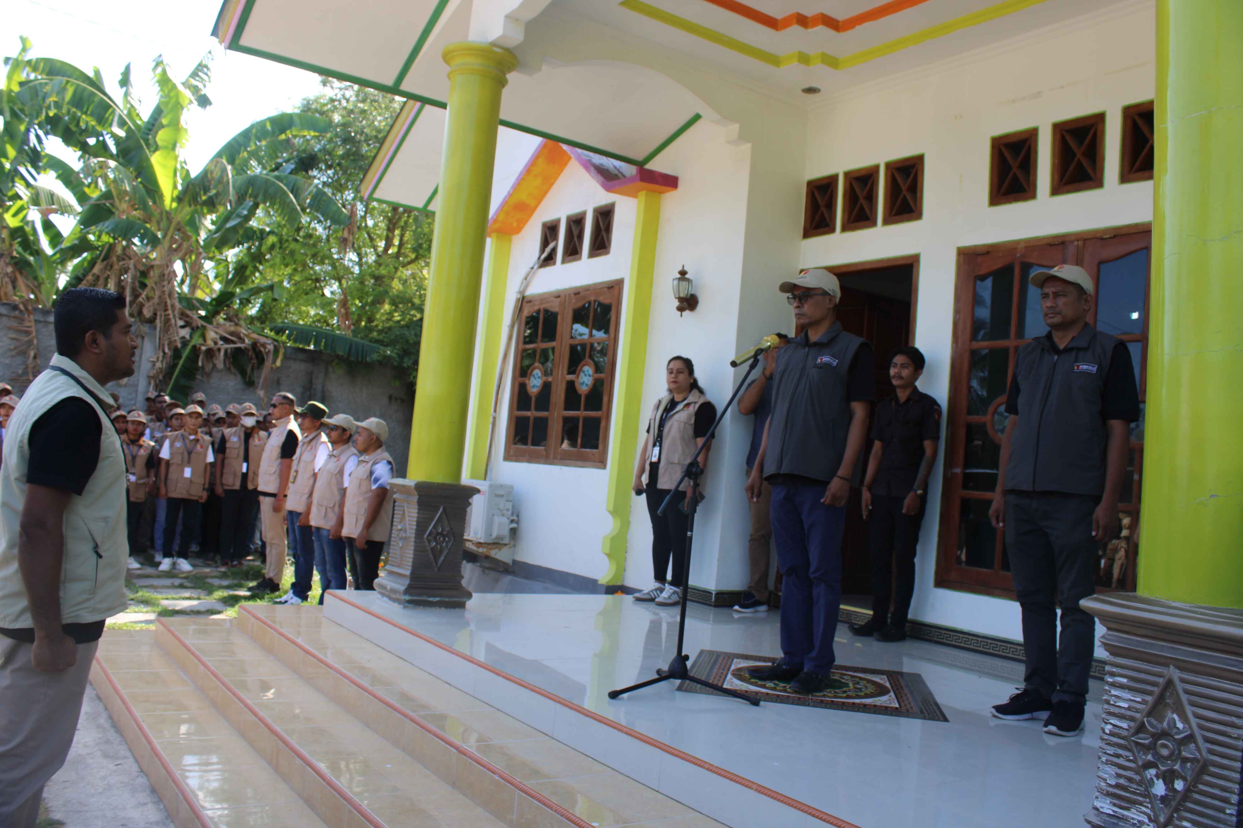 Ketua Bawaslu sabu Raijua, Markus haba, Saat Menyampaikan Arahan Pada Apel Saiaga Bersama Panwascam, PKD dan PTPS