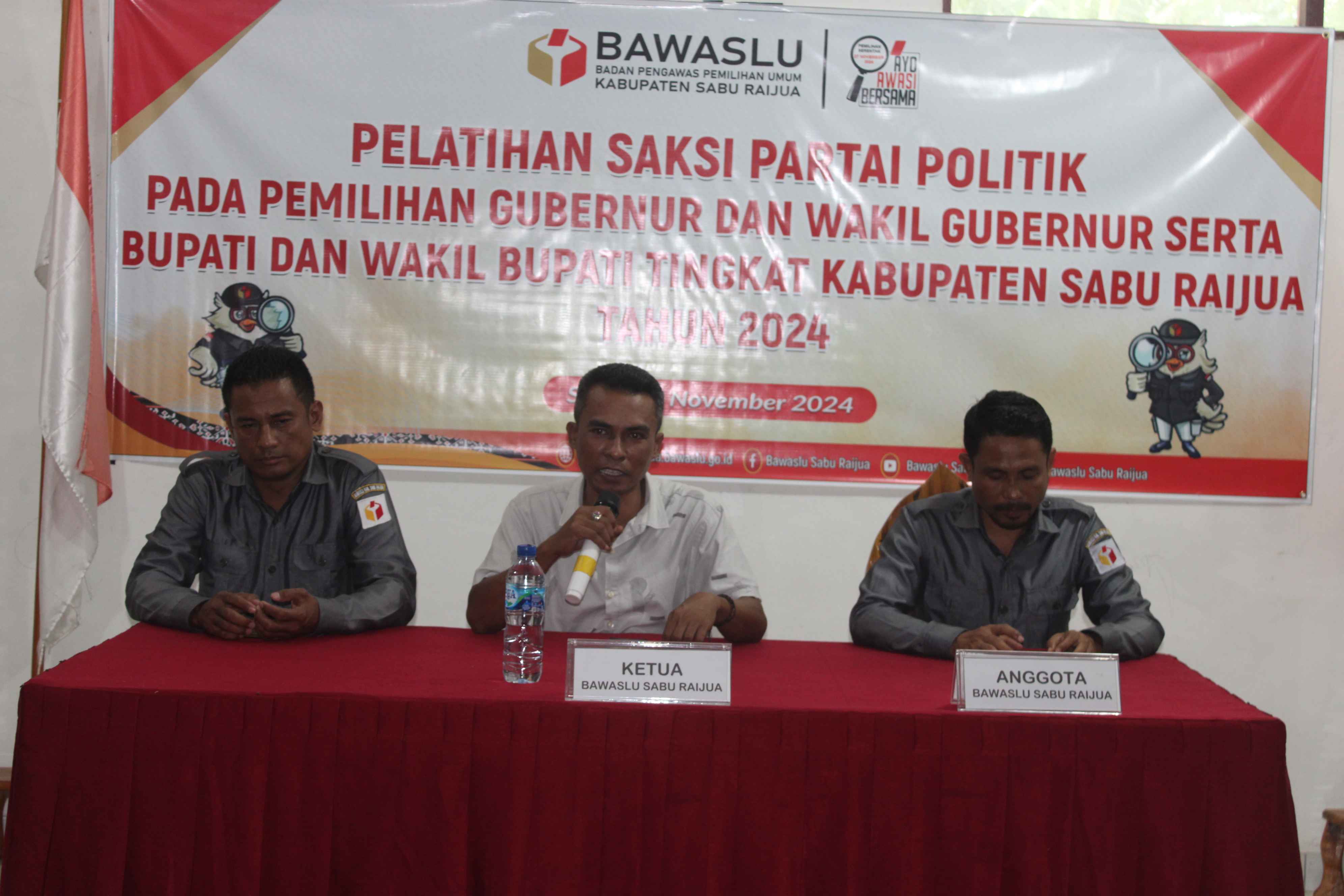 Ketua Bawaslu Kabupaten Sabu Raijua, Markus Haba, S.Sos Saat Menyampaikan Araha Pada Kegiatan Pelatihan Saksi Peserta Pemilihan 2024