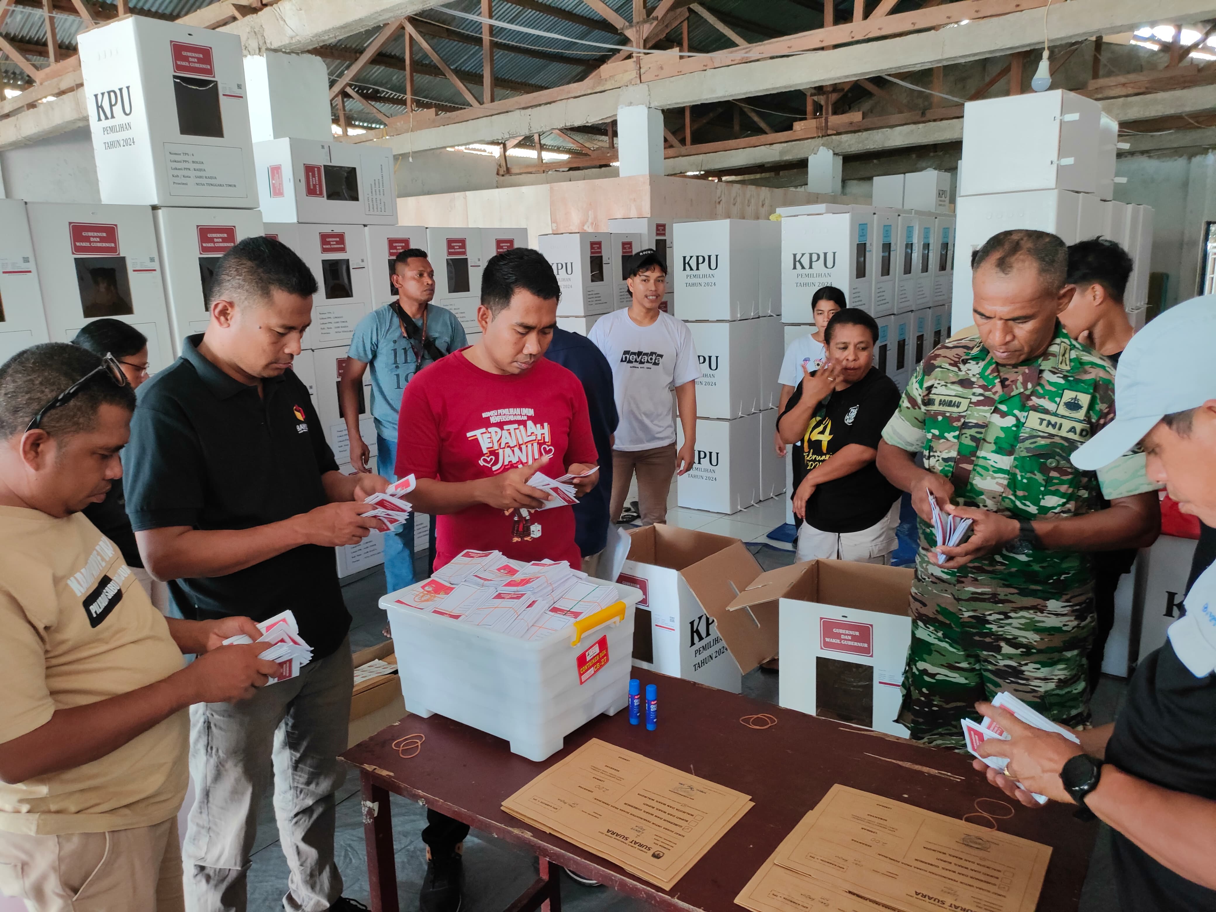 Anggota Bawaslu Sabu Raijua, Dikson Hau Pia mengawasi pengepakan Logistik Pemilihan 2024