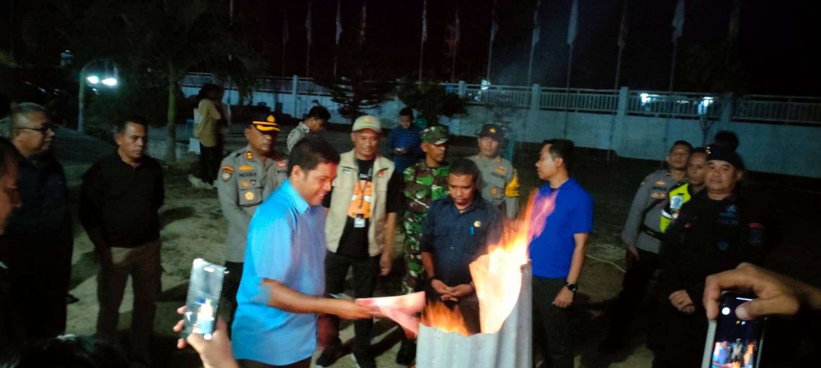 Pemusnahan Surat Suara Rusak di halaman KPU disaksikan Bawaslu dan TNI/POLRI serta Kesbangpol