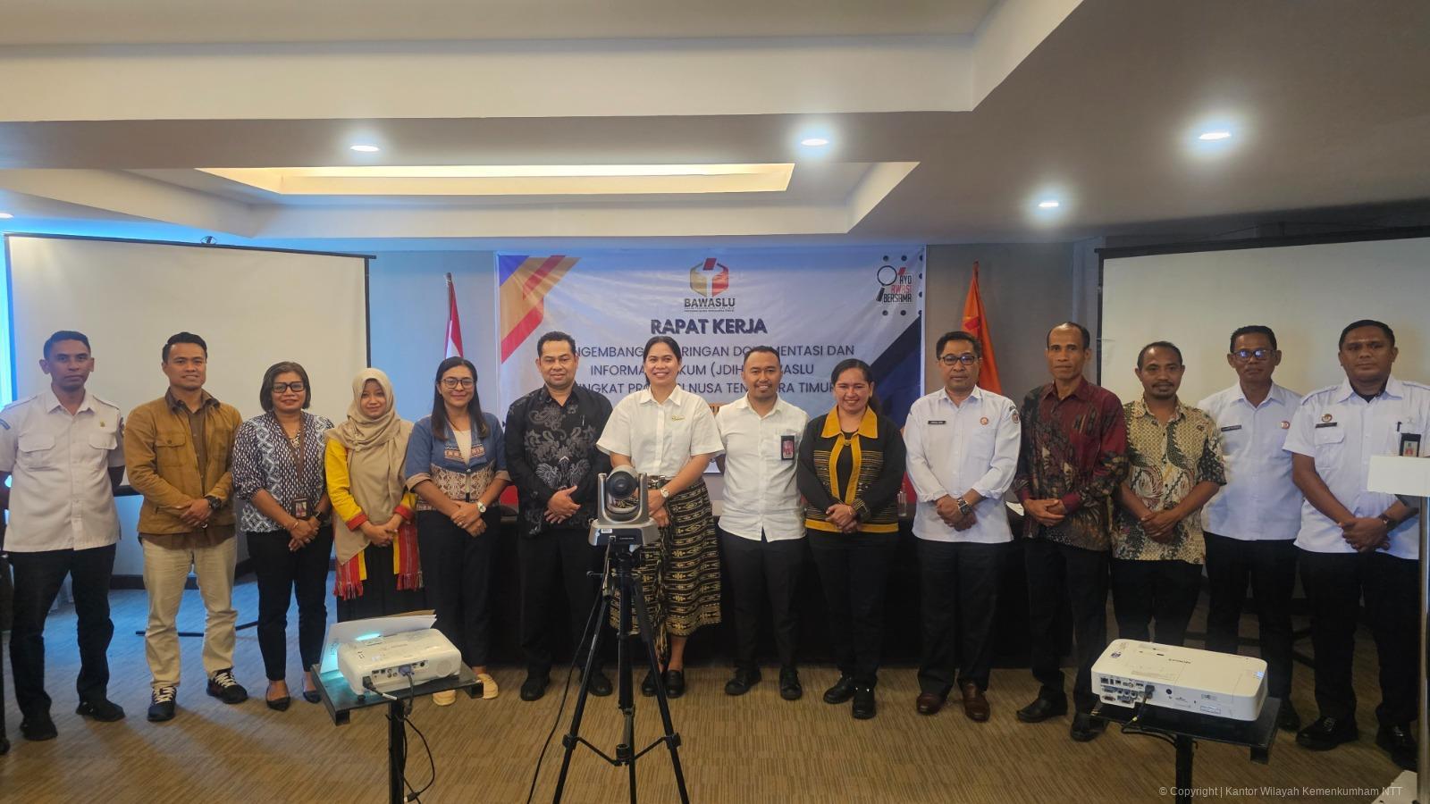 Anggota Bawaslu NTT Bersama Jajaran Pose Bersama Jajaran Kemenkumham dalam Rapat Penegembangan JDIH