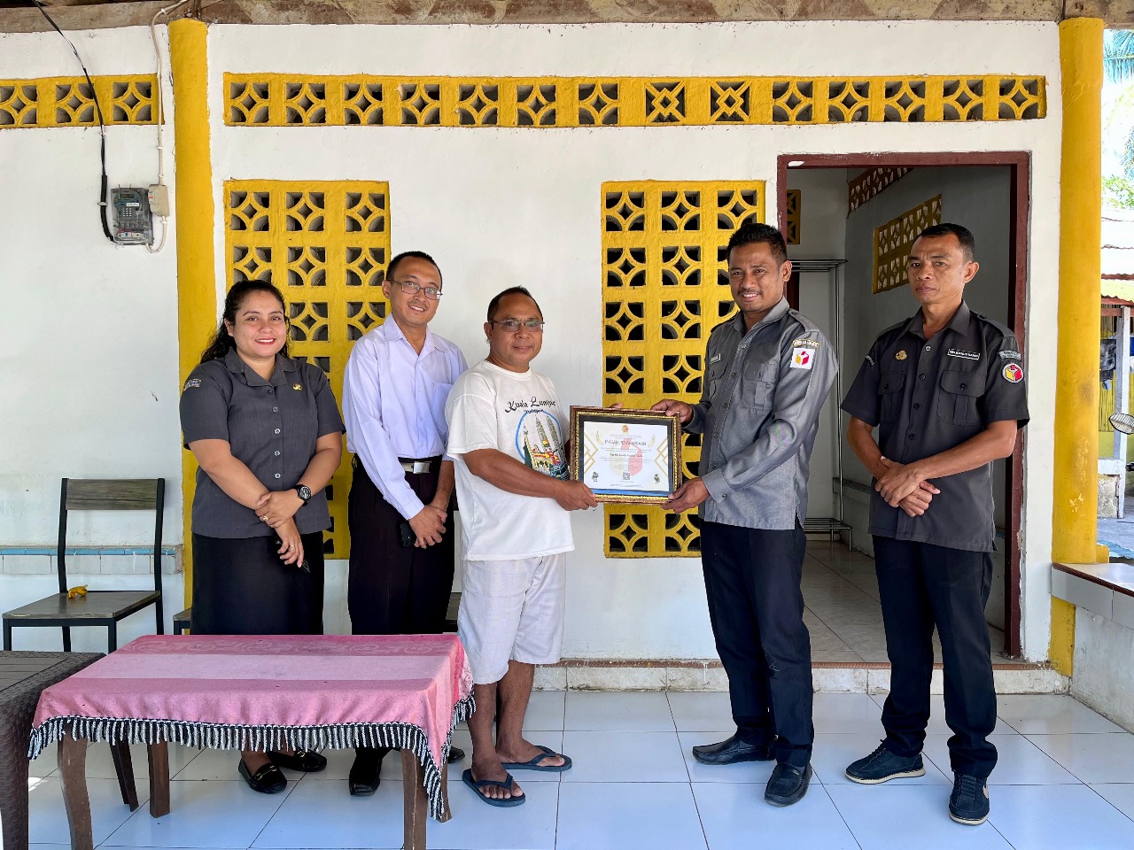 Penyerahan Piagam Penghargaan Kepada Dewan Paroki Santo Paulus Seba