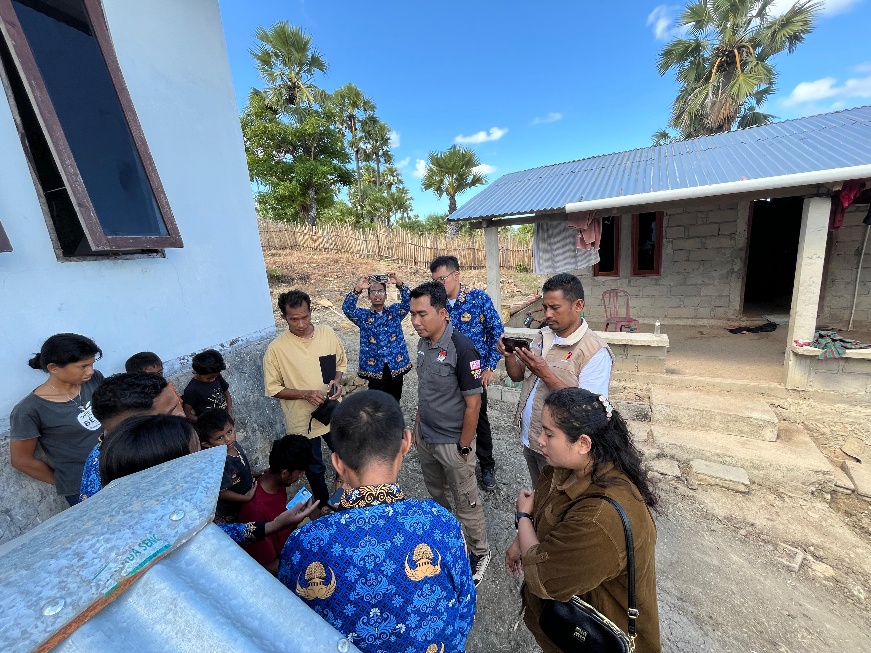 Anggota Bawaslu Sabu Raijua bersama staf melakukan uji petik PDPB