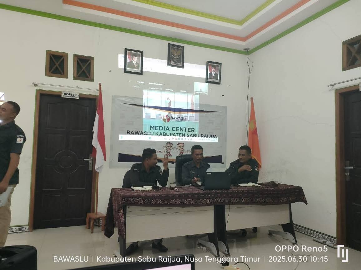 Ketua Dan Anggota Bawaslu Sabu Raijua saat mengikuti Zoom Pengelolaan dan Pelayanan Data dan Informasi