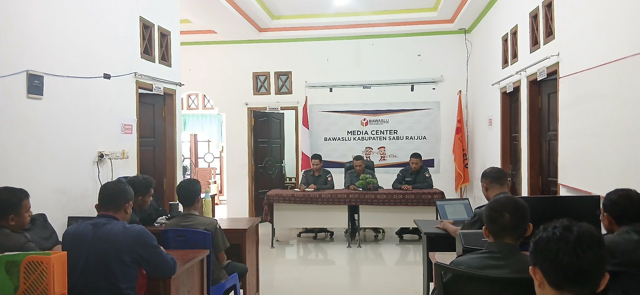 rapat dalam kantor