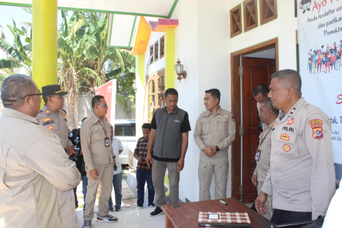 Anggota Bawaslu sabu Raijua, Dikson Hau Pia saat menerima Kr=etua KPU bersama Komisioner