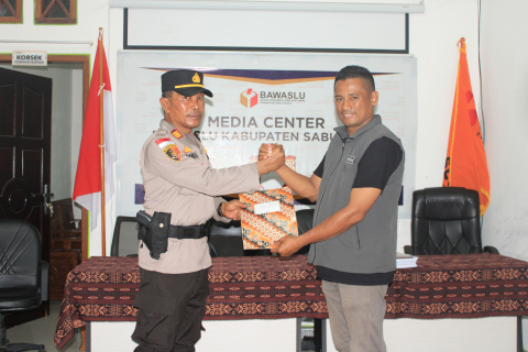 Anggota Bawaslu Sabu Raijua menerima Sprint Walpri dari Kabag Ops. Polres Sabu Raijua untuk Ketua Bawalsu Bawaslu Sabu Raijua pada tahapan Pemilihan 2024 