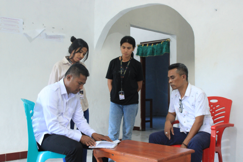 Ketua Bawaslu Saat Melakukan Monitoring di Kecamatan Sabu Tengah