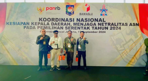 Anggota Bawaslu Sabu Raijua (kanan) bersama koordinator Sekretariat (Kiri) Pose bersama Sekda Sabu Raijua saat mengikuti Koordinasi Nasional Kesiapan Kepala Daerah, Menjaga Netralitas ASN dalam Pemilihan Serentak Tahun 2024. bersama 