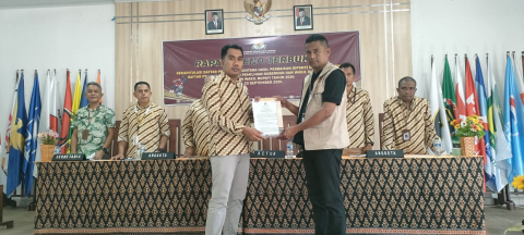 Ketua KPU Sabu Raijua Menyerahkan BA Penetapan DPT Kepada Anggota Bawaslu Sabu Raijua