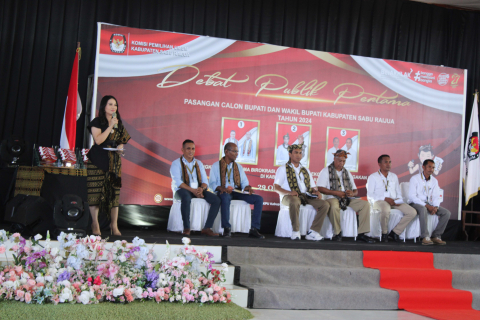 Chaca Anisa, memandu debat  publik perdana Calon Bupati dan Wakil Bupati Sabu Raijua 