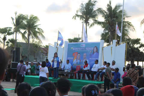 Jurkam Paket Emas Anita Yakoba gah saat menyampaikan orasi dalam Kampanye Rapat Umum Paket Emas