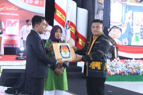 Penyerahan Rumusan Pertanyaan Oleh Panelis Kepada Ketua KPU