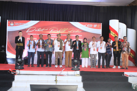 Pose Bersama Usai Debat