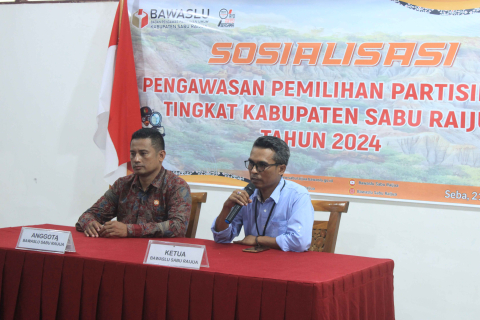 Ketua Bawaslu Kabupaten Sabu Raijua, Markus Haba, Saat menyampaikan arahan sebelum menutup kegiatan Sosialisasi Pengawasan Partisipatif