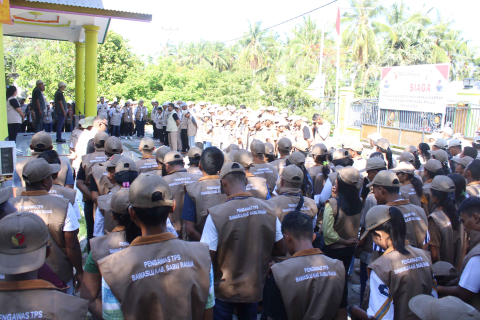 Panwascam, PKD dan PTPS mengikuti Apel Siaga Masa Tenang di Halaman Kantor Bawaslu Kabupaten Sabu Raijua