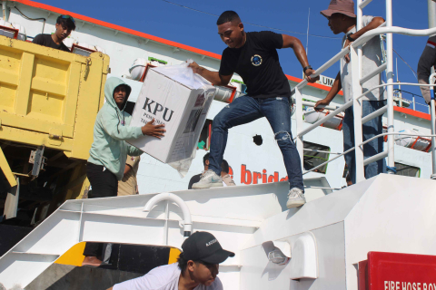 Proses Pemindahan Logistik ke Dalam Kapal Pengangkut