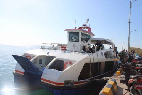 Armada kapal Milik Pemda yang mengankut Logistik Ke Kecamatan Raijua