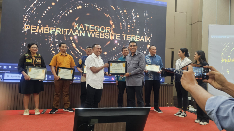 Penyerahan Penghargaan Oleh Ketua Bawaslu NTT