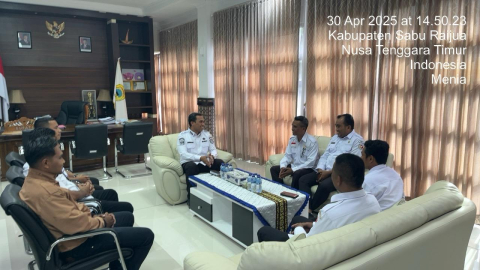 Bincang-bincang antara Ketua Bawaslu Sabu Raijua, Anggota, Koordinator Sekretariat dengan  Bupati Sabu Raijua setelah penyerahan Laporan penggunaan Dana Hibah Pilkada serentak Tahun 2024.