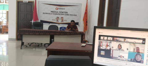 Anngota Bawaslu Kabupaten Sabu Raijua, Yulius Boni Geti saat mengikuti Launching Learning Management System (LMS)