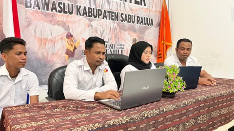 Anggota Bawaslu Sabu Raijua, Yulius Boni Geti Bersama Staf P3S saat mengikuti Minggar Edsis V