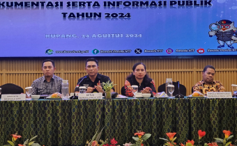Ketua Bawaslu NTT saat Membuka Rapat Koordinasi Pengelolaan Kehumasan, Peliputan dan Dokumentasi Serta Informasi Publik