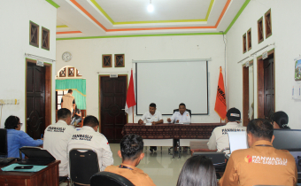 Panwaslu Kecamatan se-Kabupaten Sabu Raijua saat menghadiri rapat konsolidasi data hasil pengawasan jelang pentapan DPT di kantoer bawaslu Sabu Raijua