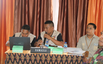 Anggota Bawaslu Sabu Raijua bersama staf Sekretariat saat mengawasi rapat pleno terbuka rekapitulasi DPSHP dan penetapan DPT