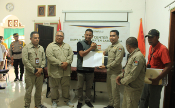 Anggota Bawaslu Sabu Raijua Saat Menerima Ketua KPU Sabu Raijua 