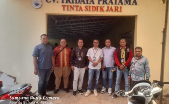 Ketua Bawalu Sabu Raijua (baju putih) saat mendatangi CV Tridaya Pratama sebagai salah satu penyedia logistik pemilihan 2024