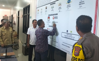 Ketua Bawaslu Sabu Raijua, saat menandatangi Deklarasi Pilkada Damai di Polres Sabu Raijua 