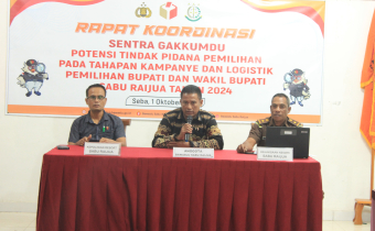 Anggota Bawaslu Sabu Raijua, Dikson Hau Pia,  Saat Membuka rapat koordinasi Gakkumdu