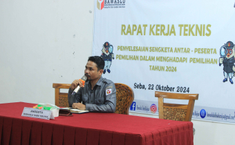 Anggota Bawaslu Sabu Raijua, Yulius Boni Geti Saat Membuka Rakernis Penyelesaian Sengketa antar Peserta Pemilihan pada Pemilihan serentak Tahun 2024