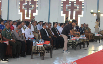 Ketua Bawaslu Sabu Raijua (baju motif berkacamata) saat menghadiri dan mengawasi Langsung debat Perdana Calon Bupati dan wakil Bupati Sabu Raijua
