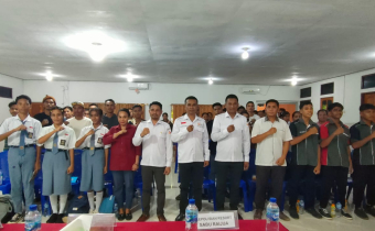 Ketua dan Anggota Bawaslu Sabu Raijua Pose Bersama  Peserta Kegiatan Sosialisasi Pengawasan Partisipatif 