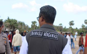 Ketua Bawaslu Sabu Raijua, Markus Haba, S.Sos saat mengawasi Kampanye Rapat Umum Paket Emas