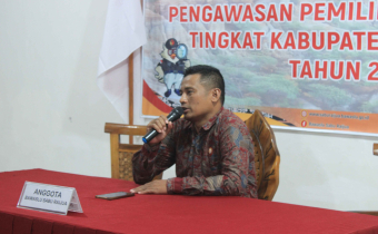 Anggota Bawaslu Kabupaten Sabu Raijua, Dikson Hau Pia, SH saat Memberikan Sambutan pada Kegiatan Sosialisasi Pengawasan Partisipatif Tingkat Kabupaten Sabu Raijua